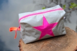 wasserdichte Kulturtasche aus silbernen Airtexstoff mit pinken Stern
